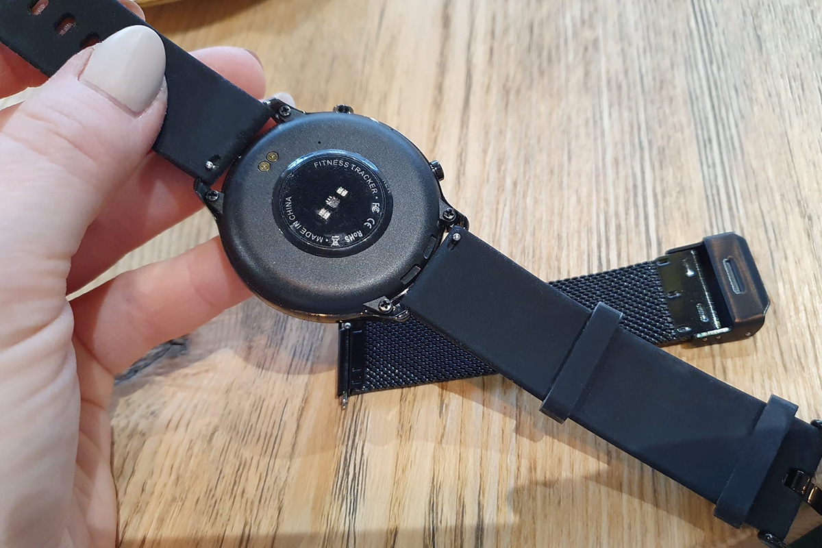 Garett Bonita women's smartwatch and its back of the case with sensor